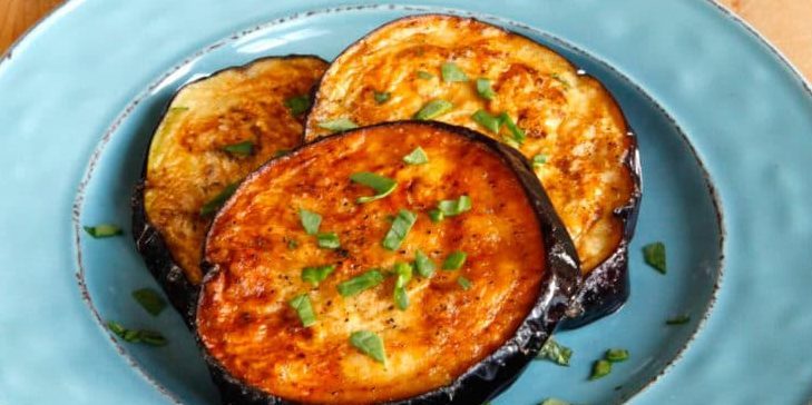 Жареные баклажаны с яйцами