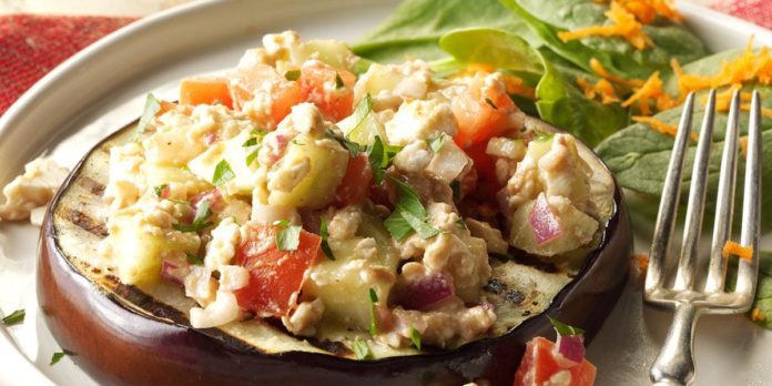 Жареные баклажаны с фетой, помидором и огурцом