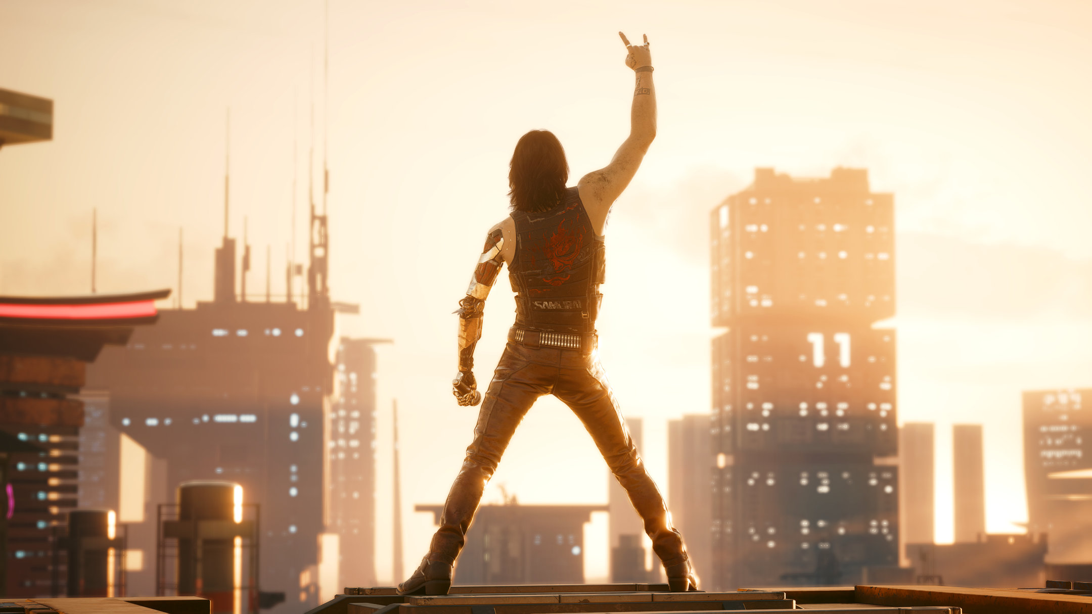 Скриншот из Cyberpunk 2077, на котором Джонни Сильверхэнд стоит на карнизе крыши, держа микрофон в одной руке и поднимая рога дьявола другой рукой над Найт-Сити.