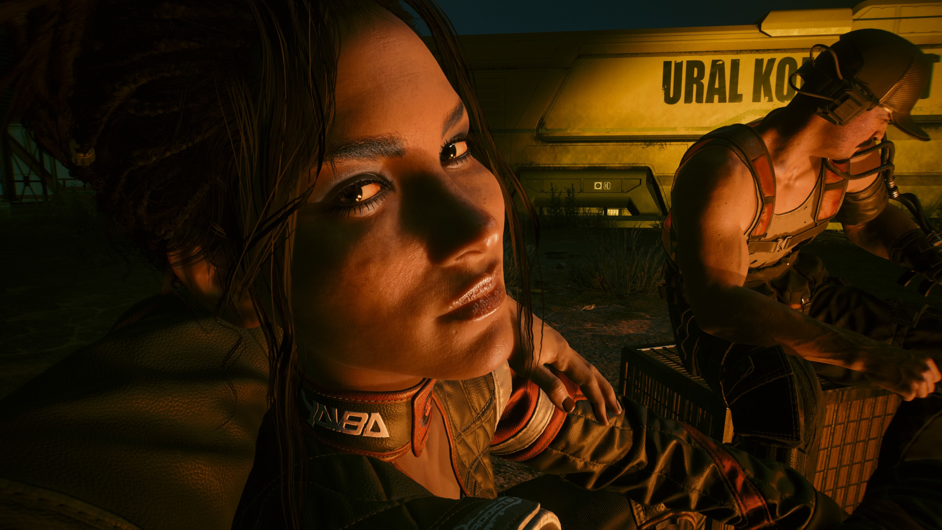 Панам смотрит на Ви, сидящего у костра вместе с Альдекальдо в Cyberpunk 2077.
